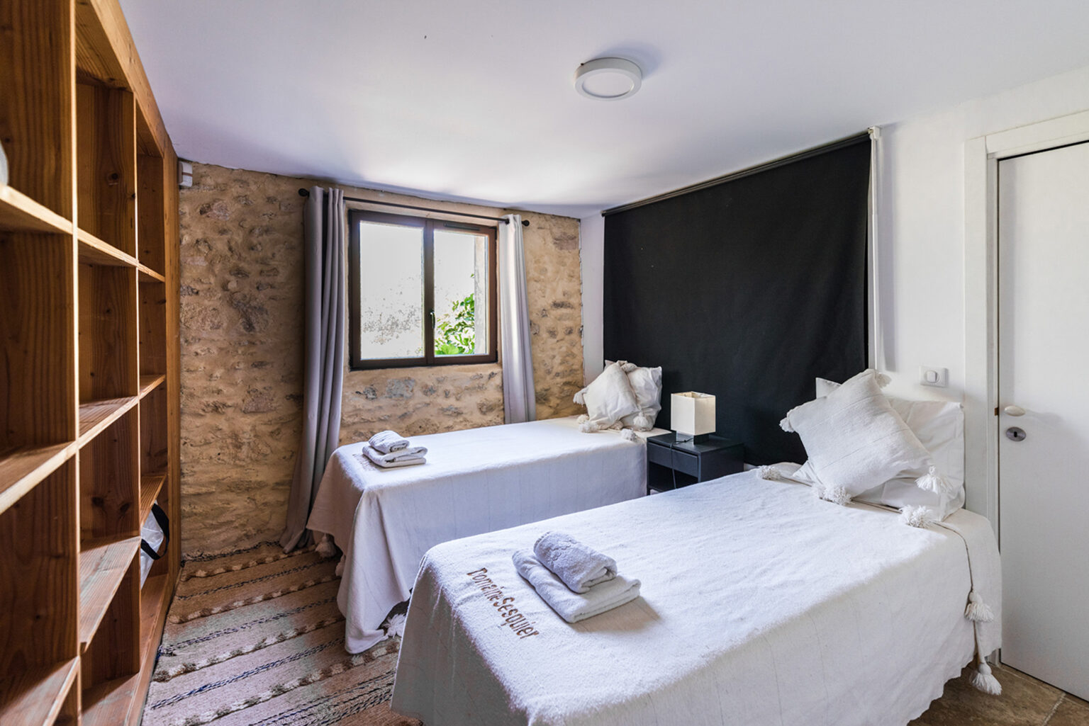 chambre - Gîte Hibiscus- Domaine Sesquier à Mèze près de Montpellier accueil de groupe