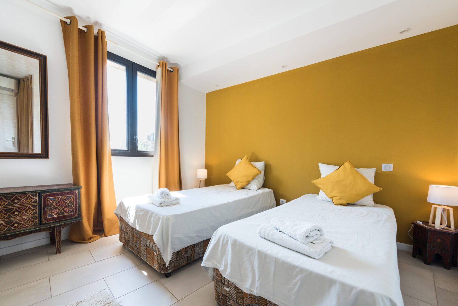 Chambre - Belle de nuit - Domaine Sesquier à Mèze près de Montpellier accueil de groupe