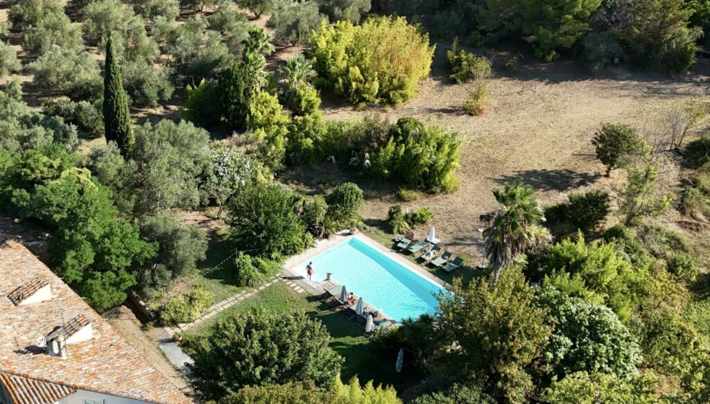 Vue jardin piscine Domaine Sesquier à Mèze près de Montpellier accueil de groupe