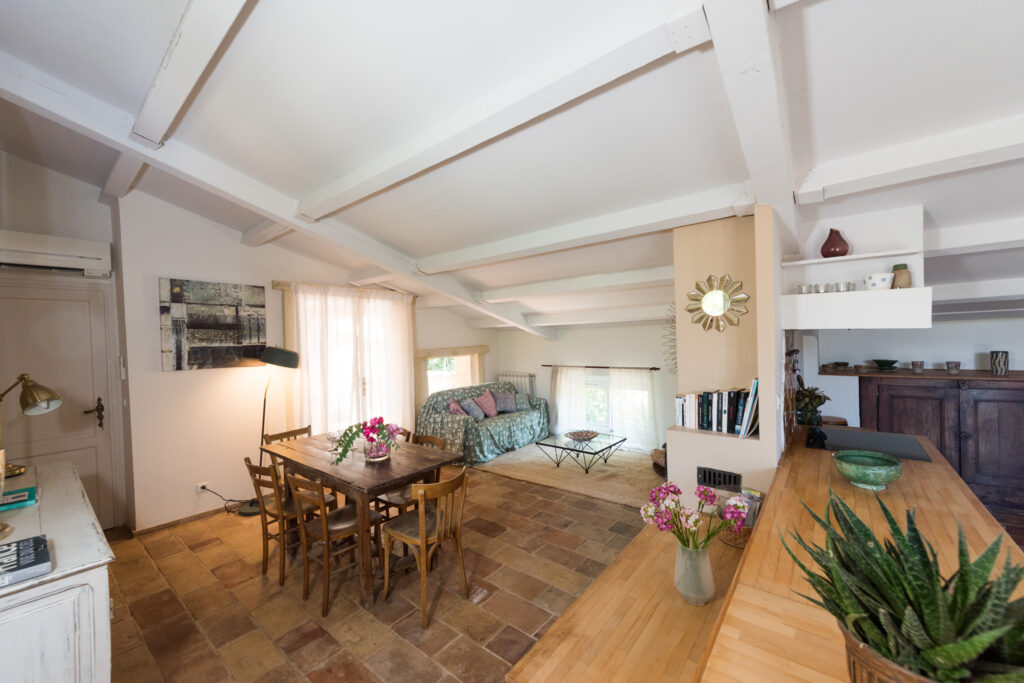 domaine-sesquier-hotel-gite-acacia-salon-2-meze