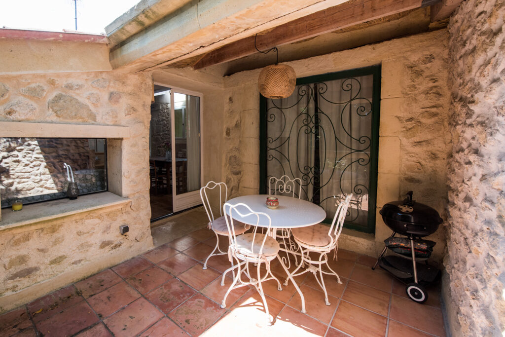 domaine-sesquier-hotel-gite-acacia-terrasse-meze