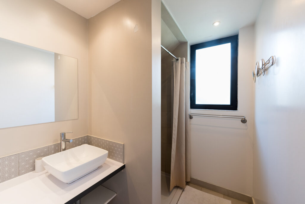 domaine-sesquier-hotel-gite-belle-de-nuit-salle-de-bain-meze