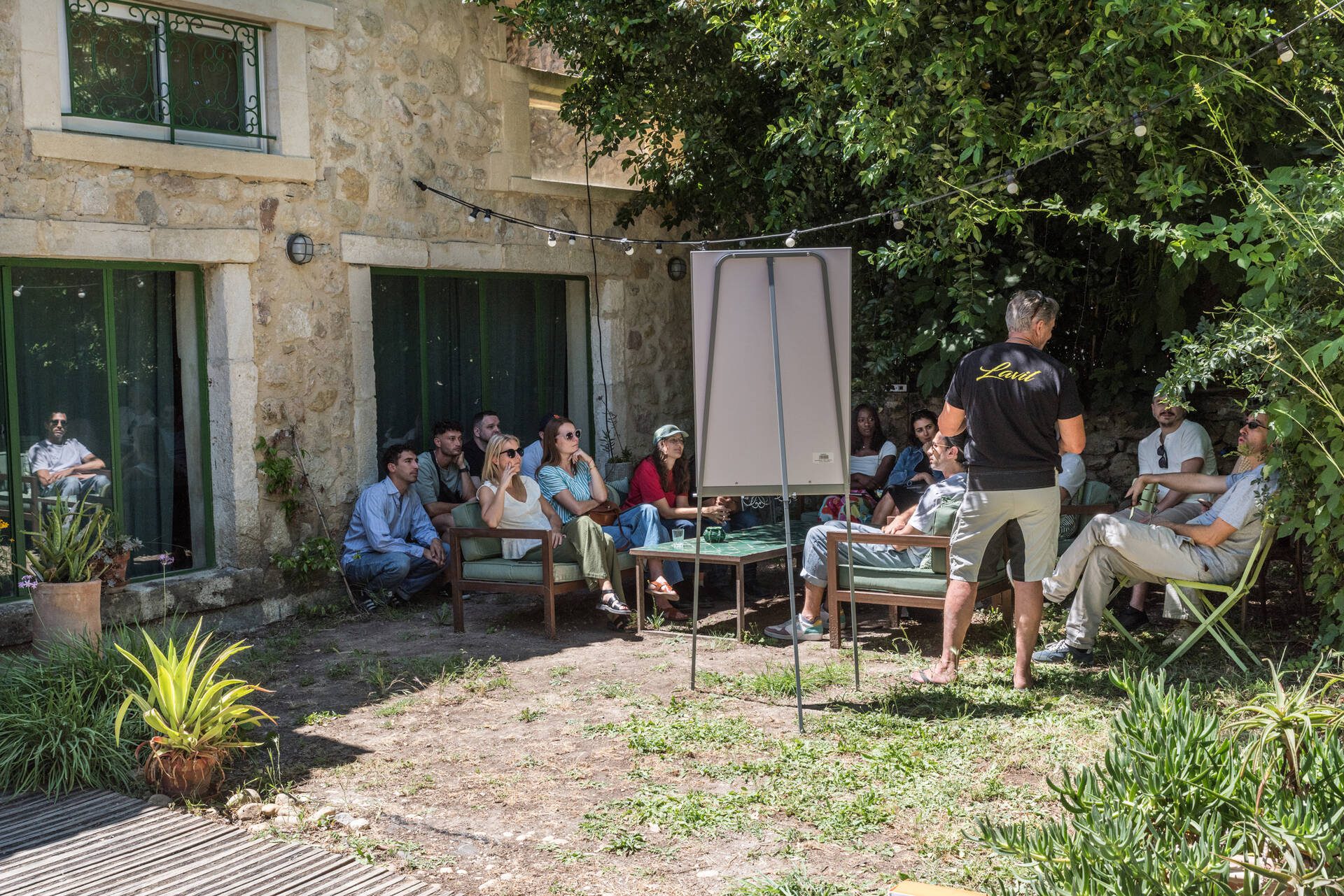 Équipe en séminaire dans le jardin du Domaine Sesquier