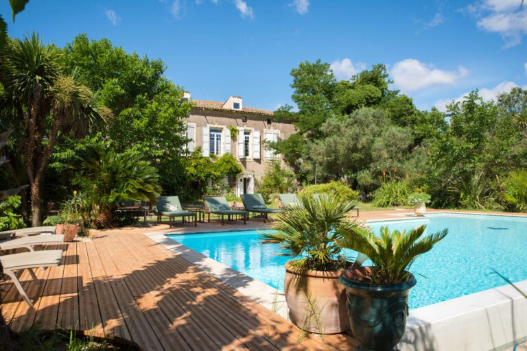 Photo du Domaine Sequier, bâtisse principale, piscine et jardin verdoyant