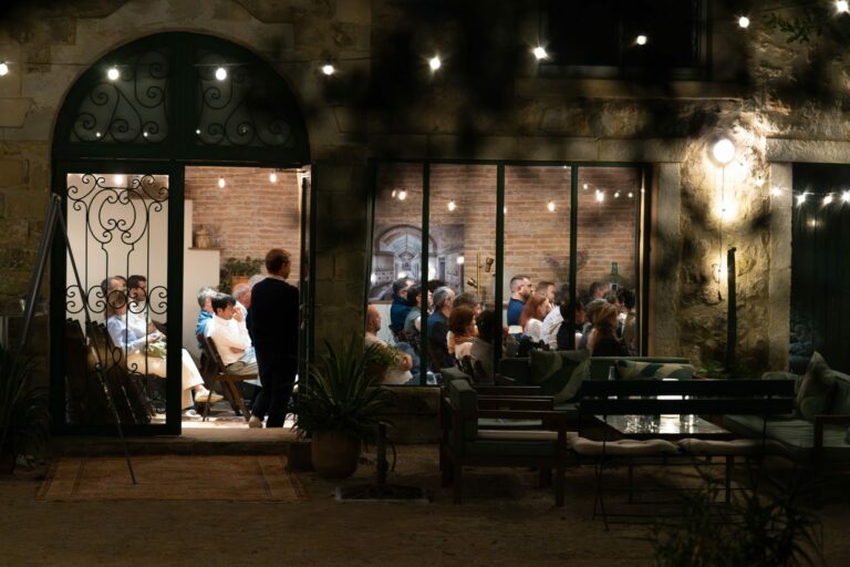 Façade du Domaine Sesquier de nuit, salle pleine lors d'un événement professionnel