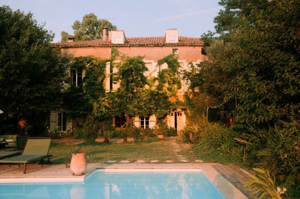Façade du Domaine Sesquier et piscine, lieu de mariage à Mèze