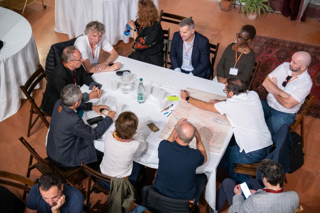 Atelier d'intelligence collective autour d'une table
