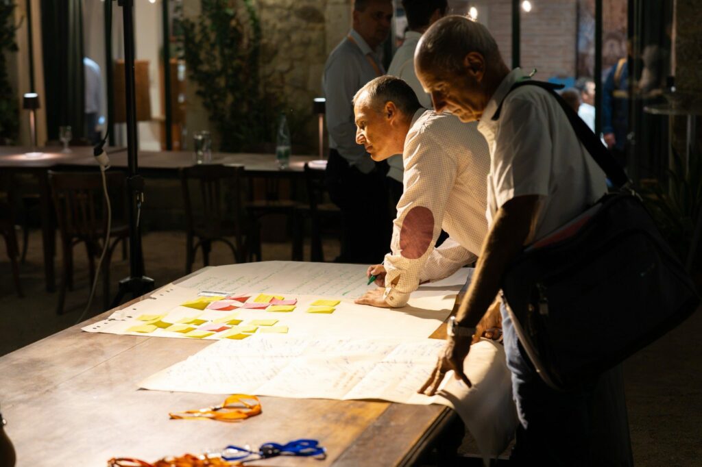 Atelier du soir sur la grande table de la terrasse