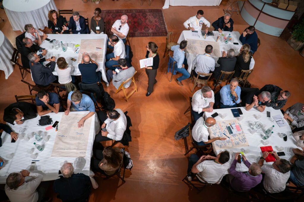 Ateliers en sous-groupes dans la salle Archipel, vue depuis la mezzanine