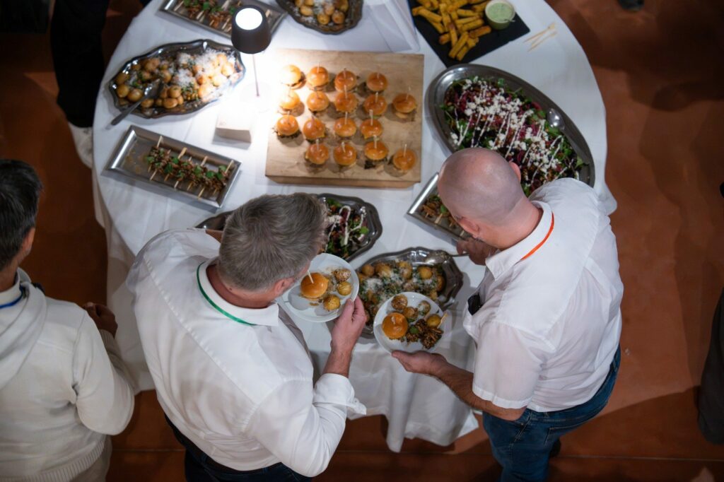 Convives au buffet du séminaire, vue de dessus