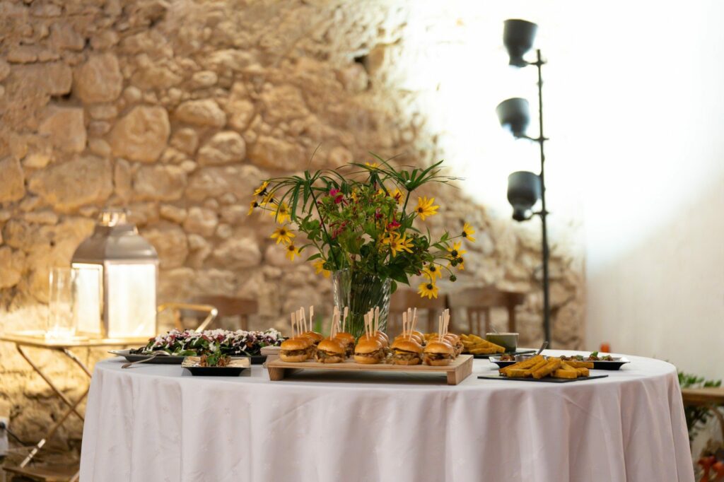 Buffet de séminaire devant un mur en pierre, Domaine Sesquier