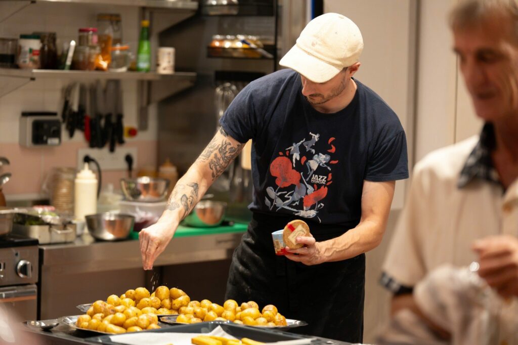 Le chef en cuisine prépare le buffet sur place