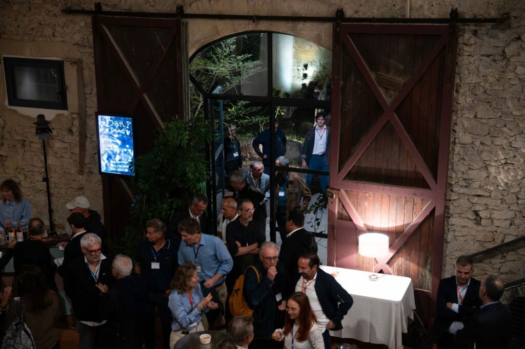 Cocktail de séminaire devant les portes de grange de la salle Archipel