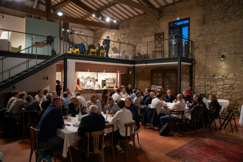 Salle Archipel avec mezzanine et cuisine ouverte pendant un séminaire