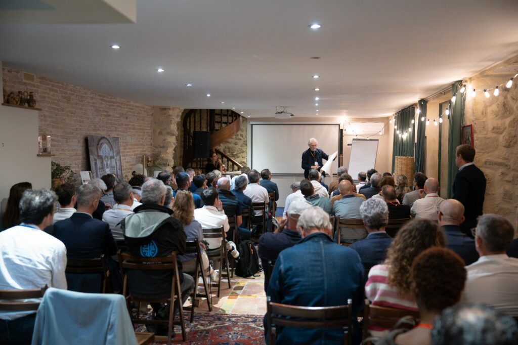 Plénière dans la salle Champs d'olivier, briques et pierre, Domaine Sesquier à Mèze