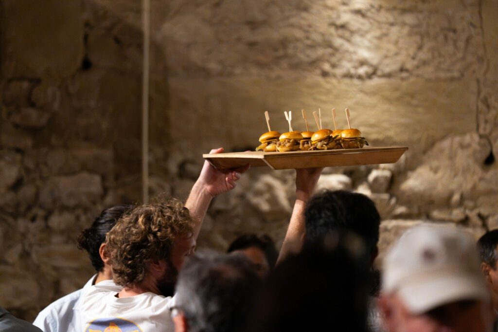 Service de mini burgers pendant le cocktail