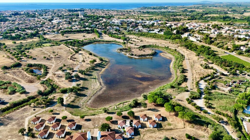 Vue aérienne du Domaine Sesquier, du lac du Sesquier, de Mèze et de l'étang de Thau